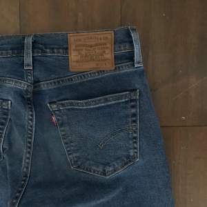 Levi’s jeans, low/mid waist, straight leg Jättebra skick, som nya Storlek 29/32 Hör av dig vid frågor🥰 Pris kan diskuteras 