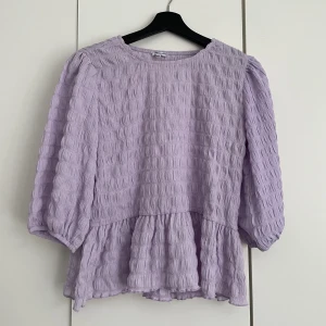 Happy Holly  - Blus från Happy Holly i storlek 36/38 i färgen lilac. Aldrig använd, nypris 399 kr. 
