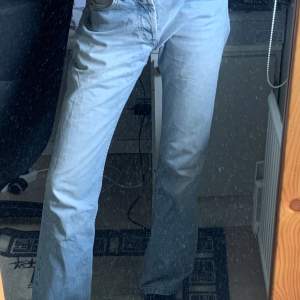 Jättefina ljusblå Lee jeans, bootcut. Lågmidjade/regular waist och långa i längden.