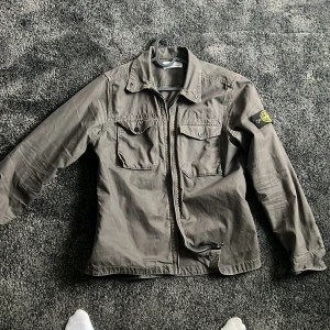 Stone  island overshirt   - Perfekt för sommaren den är äkta, kan gå ner i pris för snabb äffar seriösa köpare endast slösa inte min tid tack 