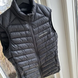 Peak performance väst  - Säljer mina gamla peak väst då den inte passar längre. Har använt den mycket men är extremt bra kvalitet på västen. Skicka PM för mer bilder, priset inte fast. Funkar till både herr och dam