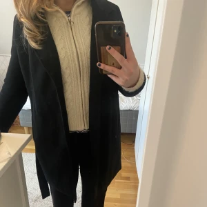 Kappa - Jättesnygg svart kappa, med ett skärp som är avtagbart om man vill❤️