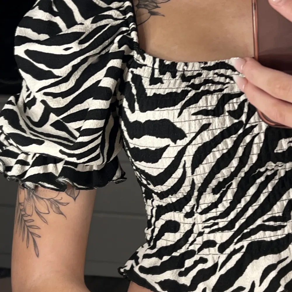 Jätte fin zebra topp från bikbok, stl S, använt fåtal gånger så den är i jätte bra skick!. Toppar.