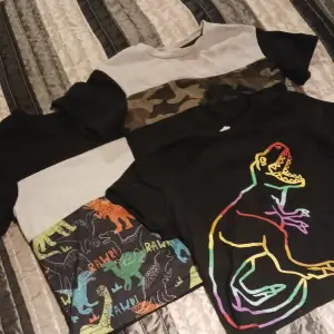 3 svarta t-shirtar, 2 med dinosariemotiv i storlek 92, 1 i melerande färg i storlek 92, inköpt från shein, använt skick.