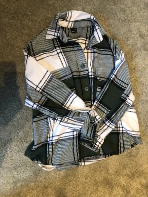 Grön vit tröja/skjorta från Gina Tricot!! - Tröja/skjorta från Gina Tricot i storlek xs, i mycket fint skick!! Bara använd några gånger, den är i superskönt material💗💗