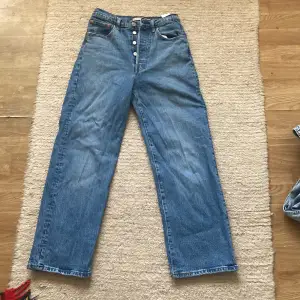 Högmidjade Levi’s jeans, originalpris 820kr 