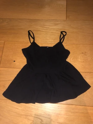 Svart volanglinne - Säljer detta jättefina svarta volanglinne då den tyvärr är för liten för mig.❤️ Nypris: ca 150 kr, säljer för: 50 kr. Kom privat för fler frågor eller bilder❤️😻