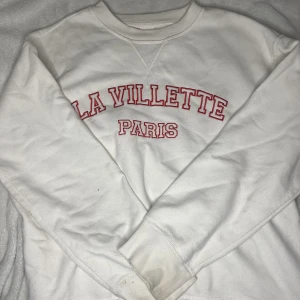 crewneck hoodie - nu säljer jag min hoodie från hm! säljs då där den inte har kommit till användning, och inte riktigt min stil längre. denna tröjan är inte tvättad och därför är den lite smutsig på ändarna av ärmarna. original pris: 149 kr och säljs för 75 kr + frakt!🫶🏽