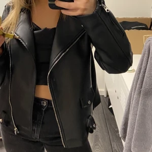 Skinnjacka - Skinnjacka från Zara, storlek l men sitter snyggt oversized på mig som har s. Bra skick