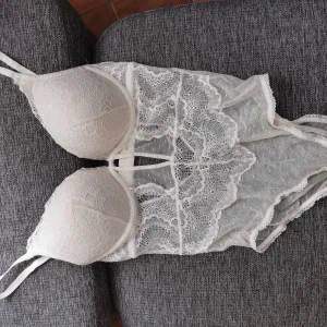 Spets Body  - Vit spets body Push up 