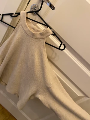 Tröja - Gina tricot  - Tröja från Gina tricot med öppna axlar. Lite kortare i modeller, strl Xs  75kr 