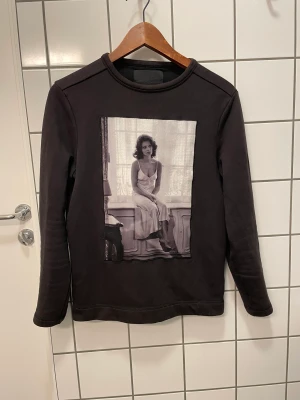 Limitato sweatshirt  - Limitato Sweatshirt Svart Storlek: S (liten i storlek) Skick: 8/10 (allt og ingår) Retail: Ca 2600kr Mitt pris: 899kr  Skriv vid frågor!😄