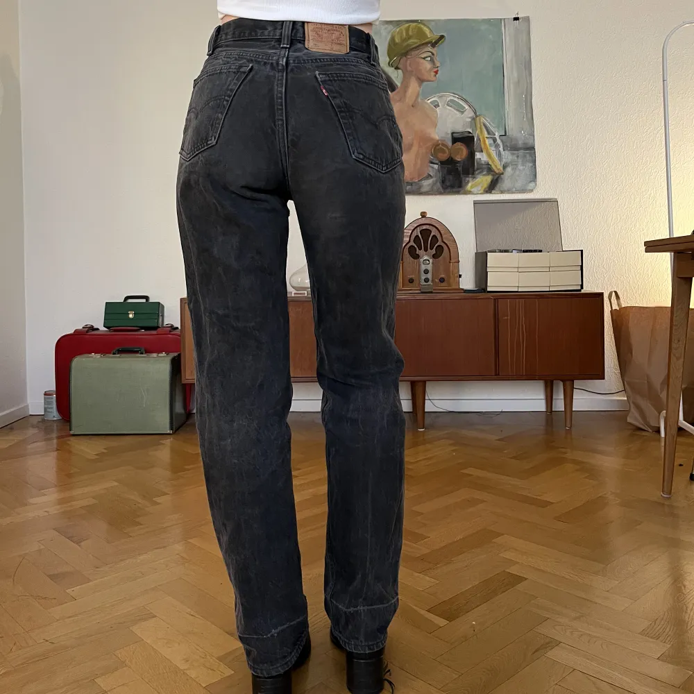 Ett par svarta/mörkgrå jeans från Levi’s i en urtvättad finish. Rejäla i tygen och i använd skick vilket vara för dem mer vintage. Har varit ett par favoriter länge! . Jeans & Byxor.
