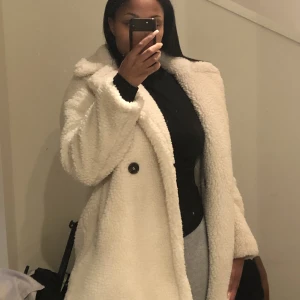 Jacka från Mango - Super fin jacka från Mango! Original pris 600kr, men säljer för 150 pga att den är skadad på innefodret. Pris går dock att diskutera! För fler bilder, är det bara att fråga🤍