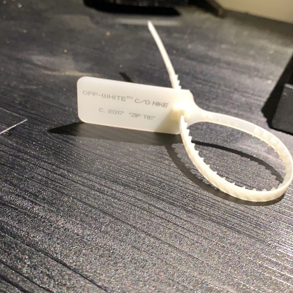 Hej jag säljer denna off-white tagen. Den är från en oanvänd off-white dunk sko. Det är en 1:1 replica och man märker inte skillnaden på en 1:1 replica och en äkta. Betalar ej för frakt. Ha det bra. Passar bra med många skor.. Skor.