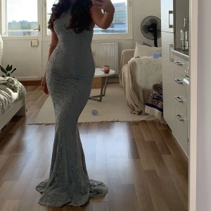 Babyblå balklänning - Blå balklänning med öppenrygg och släp. Klänningen har halterneck och även knytning på ryggen där man kan justera hur tight midjan ska vara enligt önskan 💕 klänningen har även släp! Använd en gång 💖