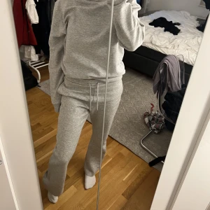 Mjukisbyxor  - Säljer mina fina likande bikbok low Waist mjukisbyxor då dem tyvvär blivit för korta för mig, är 171cm💕