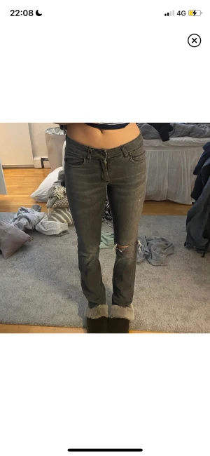 Gråa low waist jeans  - Super snygga gråa low waist jeans från ACNE. Väldigt sköna jeans som inte används så mycket. Köparen står för frakten! 
