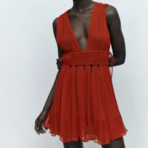 KLÄNNING ZARA - Så vacker röd klänning från zara!!🤩 Helt oanvänd med prislapp kvar.