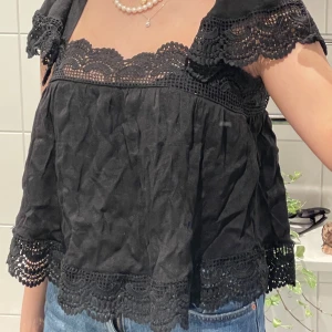 Söt somrig blus  - Aldrig använd. Den är svart och inte gråaktigt som på bilden. Ljuset visar fel nyans. 