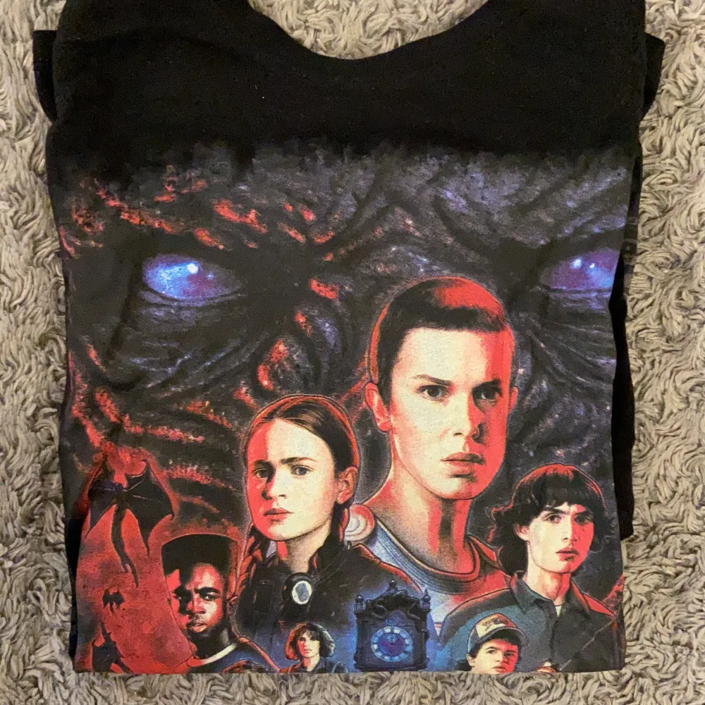 Nu säljer jag en stranger things t-shirt då den inte används!💗 skriv gärna om ni blir intresserade!!💗. T-shirts.