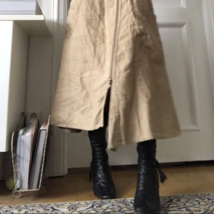 Skinnstövlar BRONX - Vintage stövlar från BRONX i 100% skinn. Så jäkla snygga med snörningen fram. Otroligt lätta och sköna att gå i! Liten smal klack kommer vara dominerande trend i vår, mark my words ✨ strl 39 men passar mig som är 38