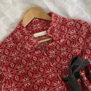 Odd Molly - röd kofta - Röd kofta från Odd Molly i storlek 1 (XS). Använd få gånger!