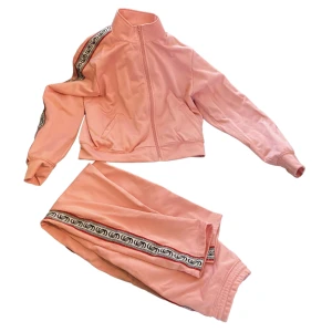 Rosa dress - Använt en gång. Storlek Medium på både tröjan och byxorna.
