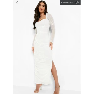 Studentklänning - Jag säljer denna unika fina modellen på min studentklänning. Den är som ni ser på bild en maxi modell, den hade långa ärmar men jag har sytt upp dem till T-shirt ärmar då det blev snyggare 😍 