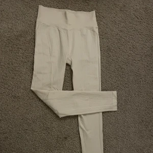 Vita träning tights  - Köpta i Polen. Osäker på märke. Aldrig använda. 