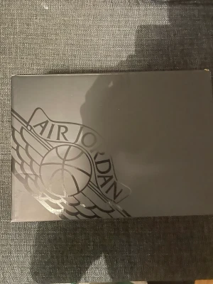 Jordan 1 mid  - Storlek 42, bra skick. För fler frågor kom DM. kvitto finns 