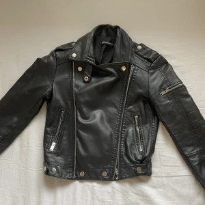 Skinnjacka - Jacka i skinnimitation från märket Papillonne