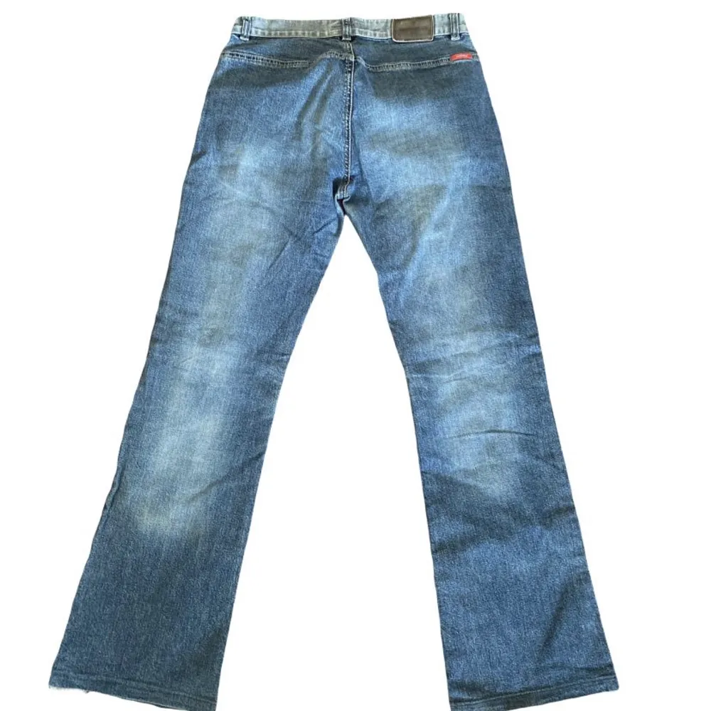 Skitsnygga mexx jeans utan bakfickor och snygg tvätt! Skick: perfekt. Mått: tvärs över midja 38, lår 25, benvidd 24, innerbenslängd 80. En aning stretch. Modellen är 176 cm. Jeans & Byxor.
