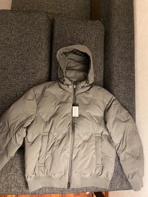 Armani dunjacka - Säljer denna emporio armani dunjackan som jag köpt från zalando för 5000. Den är helt ny -säljer den då jag inte hittar mycket nytta med jackan