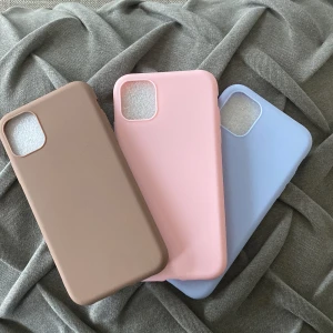 Mobilskal (iPhone 11) - köpta på shein, blev missnöjd med färgerna därav plockade jag ut dem jag tyckte bäst om .  Helt oanvända och vill bara bli av med dem!❤️ Köparen står för frakten!