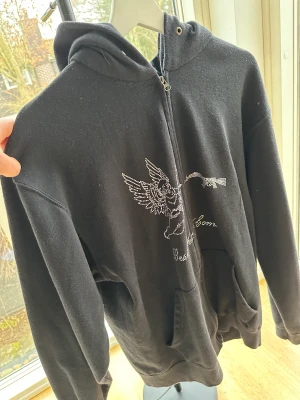 Best yet to come - Säljer min best yet to come hoodie. Har en röd som är helt ny också. Skicka PM om du har mer frågor, sparsamt använd. 