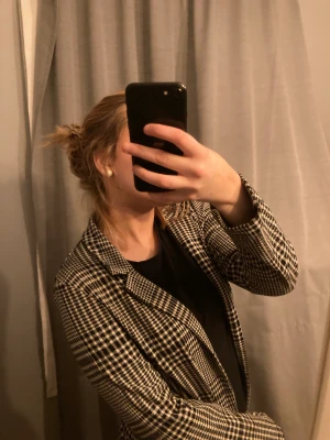 kavaj - rutig kavaj ifrån hm köpt för något år sedan, kommer aldrig till användning. Köpt runt 3-400 säljer för 100 eller bud☺️