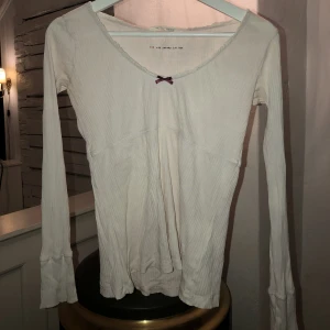 Oddmolly - Suuuper söt oddmolly tröja i en väldigt fin ljusrosa färg💞 använt sparsamt men mycket men ändå i super bra skick!