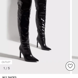 Over knee boot  - Aldrig använda endast testade 1 gång. Ser ut som på bilden skickar gärna närmare bild på dom om det önskas. Köpt för 999kr säljs för 550 kan gå ner i pris