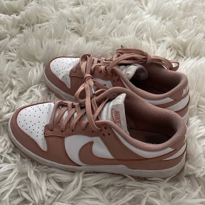 Nike dunk low Rose whisper  - Sparsamt använda Från 1shoeniverse  Strl 39 