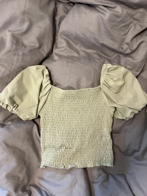Topp - Fin topp som tyvärr ej kommer till användning. Endast använd fåtal gånger. Från Gina tricot strl s. Säljer för 80kr.