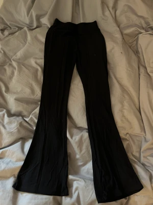 Utsvängda mjukisbyxor - Utsvängda ”flared” mjukisbyxor från cubus strl 158/164. Säljer för 50kr.