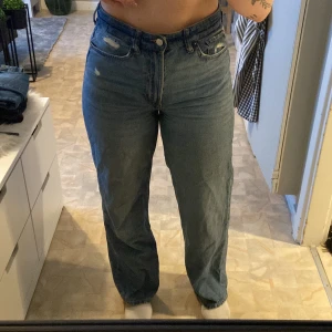 Jeans  - Högmidjade straight leg jeans från HM. Blåa & storlek 40