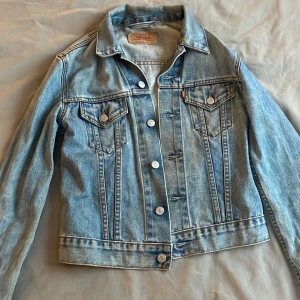 Jeansjacka från Levi’s - Fin jeansjacka från Levi’s. I princip nyskick, sällan använd. Skriv för fler bilder.😊
