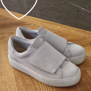 Skor Vagabond - Jättefina gråa mocka skor.