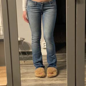 Säljer favorit jeans från Wrangler! Långa då jag själv är 182 och de är fortfarande långa på mig. Säljer på grund av att jag har inte en sån stor användning av dom längre. Tyvärr har jeansen fått ett litet håll på bakficka men tror att det går att lösa.