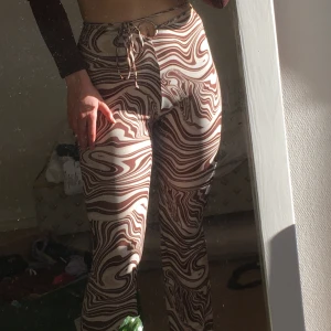 Häftiga byxor - Byxor från Bershka med snörning och ring i midjan. Materialet är stretchigt. Byxorna är bara använda ett par gånger så är i fint skick.