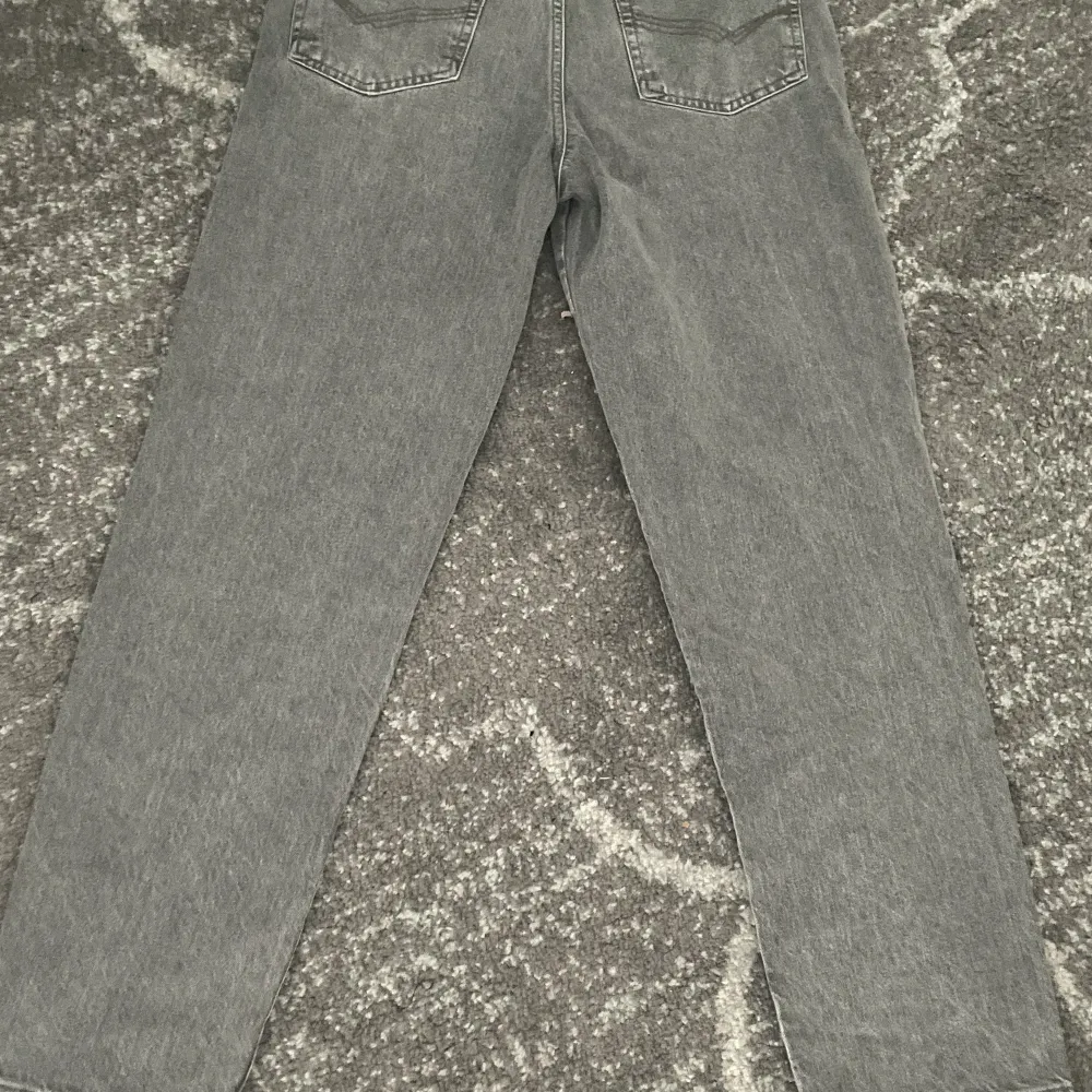 Ett par mango jeans aldrig använda fick de i födelsedags present nu i januari och tycker att det sitter lite för pösigt för min smak!. Jeans & Byxor.