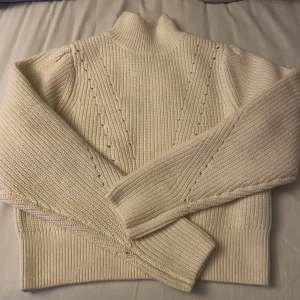 Stickad tröja  - Säljer tröjan för kommer inte till användning. Bara testad en gång i storlek xs.