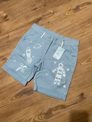 Space girl shorts - Blåa shorts av tyg som är hand målade med rymd tema